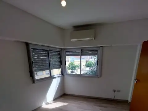 2 AMBIENTES EN MUY BUEN ESTADO AL FRENTE