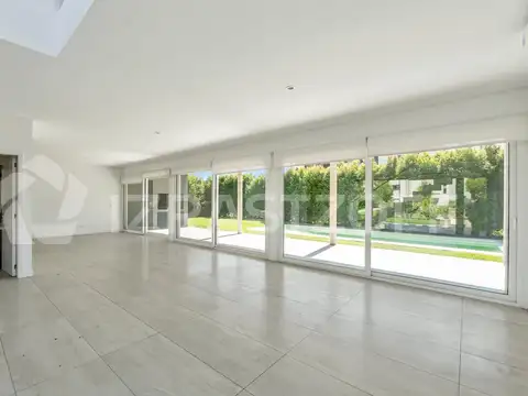 Casa en Venta con 5 cocheras