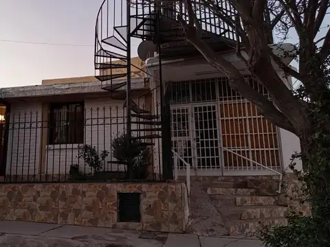 CASA ESQUINA EN 2 PLANTA CON SALÓN COMERCIAL – GODOY CRUZ