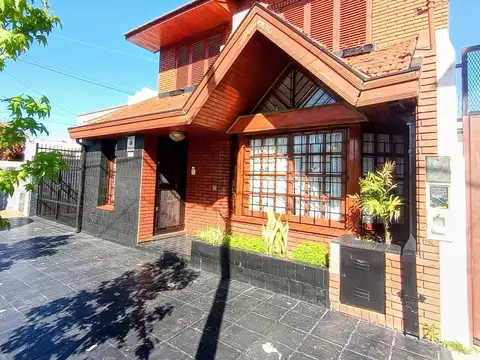 CHALET CON PARQUE Y COCHERA