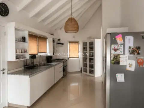 Casa 5 ambientes con 4 baños