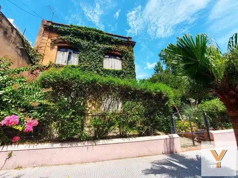 Casa en Venta - 7 Dormitorios 4 Baños - 775mts - Flores
