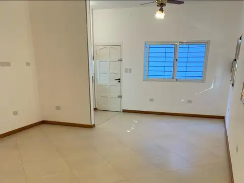 Casa en Alquiler con 3 cocheras