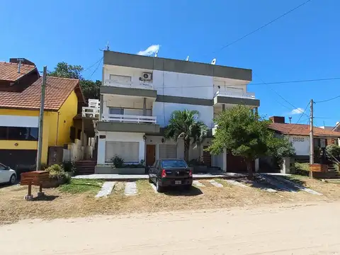 SE VENDE AMPLIO  DEPARTAMENTO 2 AMBIENTES 