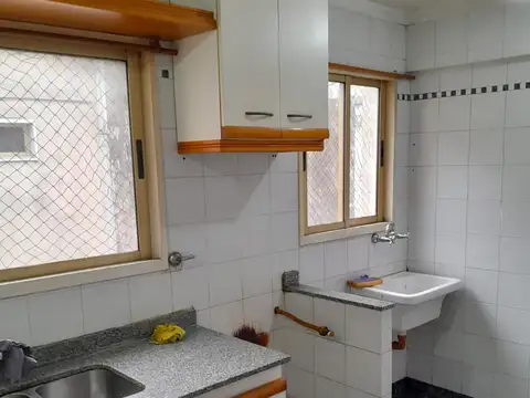 3 ambientes al frente con balcón corrido, todo luz