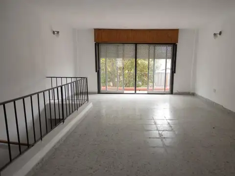 Oficina en Alquiler de 2 Ambientes en Martinez con Balcón y Patio