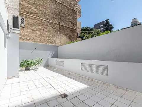 Piso de Categoria de 4 ambientes con dependencia, reciclado con doble Patio y cochera fija.