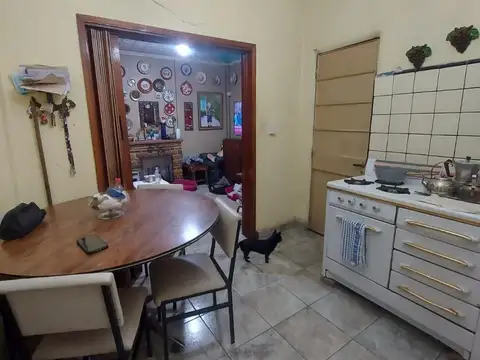 VENTA CASA- 3 AMBIENTES, COCHERA, FONDO LIBRE