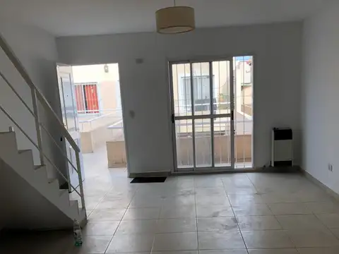 Depto Tipo Casa en Alquiler de 3 dormitorios