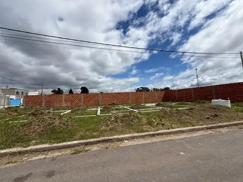 LOTE CON MEJORAS  EN VENTA BARRIO PORTAL DE LA AVENIDA