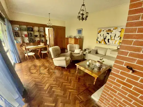 Casa 8 ambientes con 3 baños