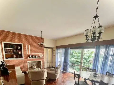 Casa multifuncional en 68 26 y 27 a mts. del Parque Castelli.