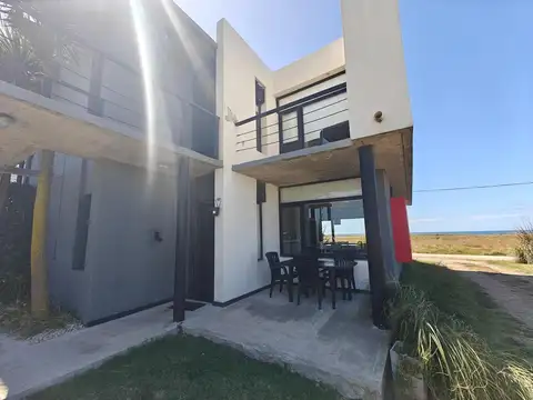 Complejo de seis departamentos en Miramar frente al mar