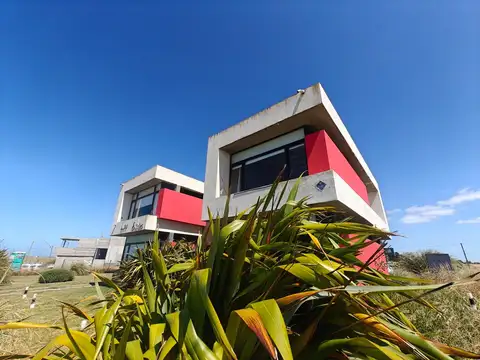 Complejo de seis departamentos en Miramar frente al mar