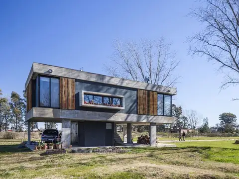 CASA 2 DORM. 3 BAÑOS - LOTE 1 HA. - URIBELARREA