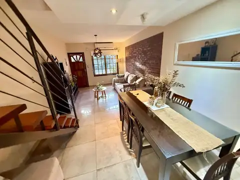 Casa 4 ambientes con 2 baños