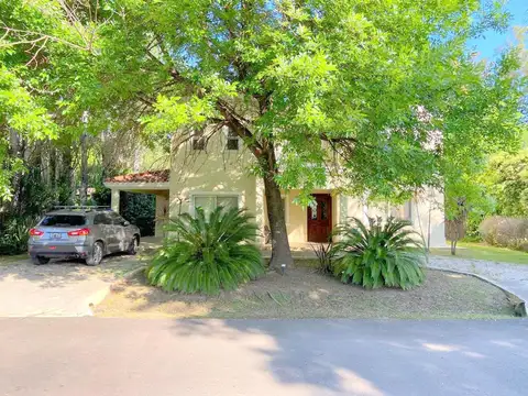 VENTA Casa impecable categoria de construccion  Pilar Barrio la Peregrina lote 800m2