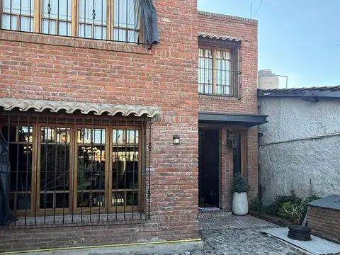 Casa 8 ambientes con 3 baños