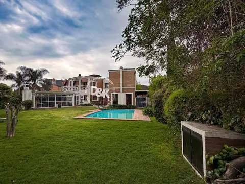 Casa 9 ambientes con 4 baños