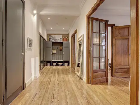 Departamento de 4 ambientes reciclado, Equipado y amoblado..Alquiler tracional por dos años.