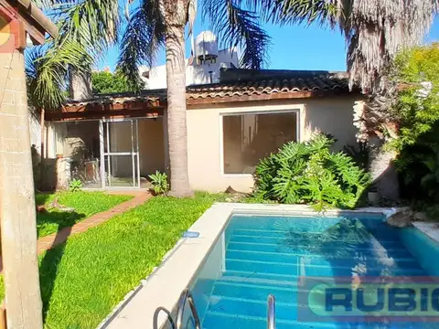 Casa en excelente estado con pileta y quincho