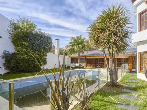 Casa en Venta con 2 cocheras