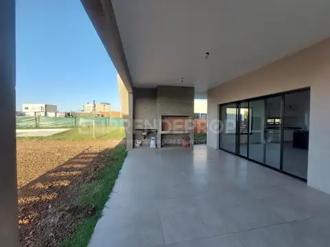 Casa en Alquiler con 2 cocheras