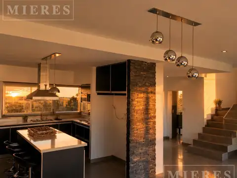 Casa en Alquiler con 2 cocheras