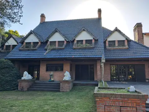 Casa 7 ambientes con 5 baños
