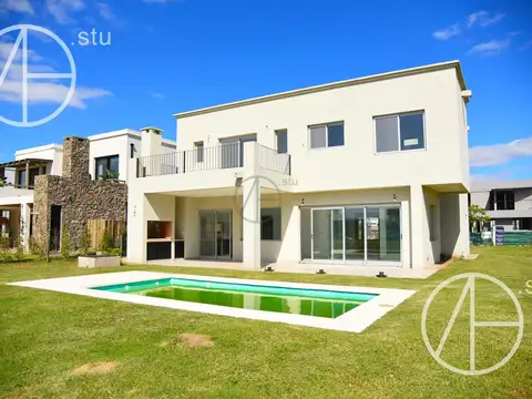 Casa en venta de 5 ambientes con pileta en Riberas Puertos Escobar