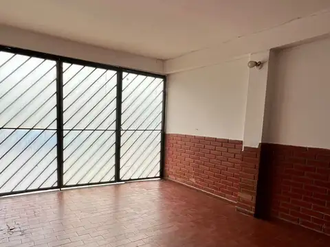 Casa 7 ambientes con 1 baño