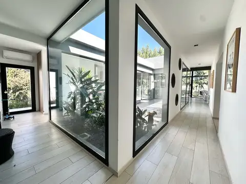 Casa en Venta con 3 cocheras