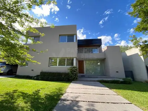 "Espectacular Casa en Venta – Barrio El Carmencito, Hudson"