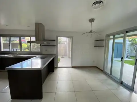 Casa en Venta con 3 cocheras