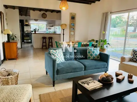Casa 4 ambientes con 2 baños