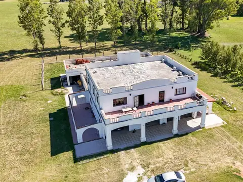 Casa 8 ambientes con 4 baños