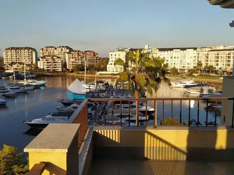 Casa en Alquiler con 1 cochera