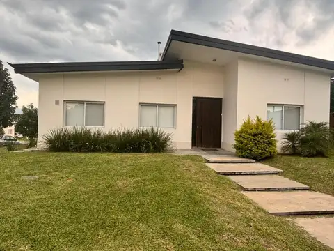 VENDO CASA COUNTRY VILAGO A 15 MINUTOS DEL CENTRO