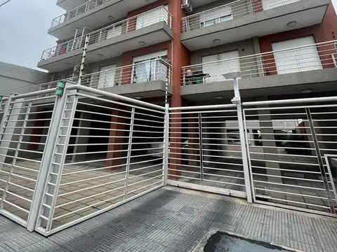 Departamento de un AMBIENTE DIVIDIDO- Morón sur