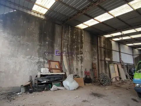 Galpón de 162,26 m² (7 X 23,18) mas dúplex de 3 ambientes con patio