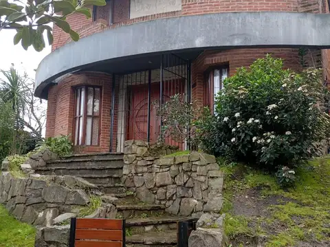 LOS TRONCOS  - ALQUILER POR 24/36 meses - Chalet en 3 plantas. 3 dorm. + estudio + 2 baños + toilette. Ideal familia con varios hijos