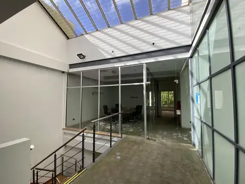 Gran Oficina Comercial 670 m² – Entrada de Camiones – Montacargas – Almagro / Hospital Italiano