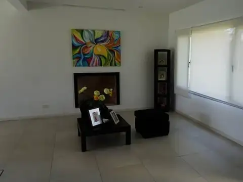 Casa en Venta con 3 cocheras