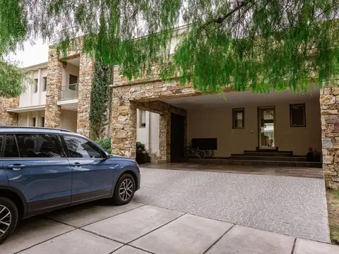 Casa 7 ambientes con 4 baños