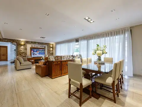 VENTA IMPONENTE CASA DE LUJO EN BARRIO DALVIAN MDZ