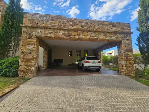 Casa en Venta con 3 cocheras