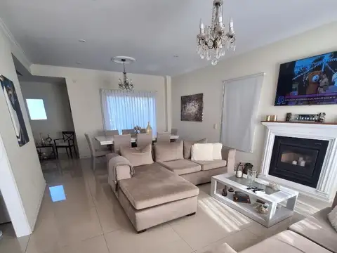 Casa 4 ambientes con 4 baños
