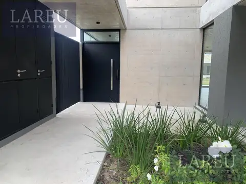 VENTA casa en Pilará,  Barrio La Calesa.