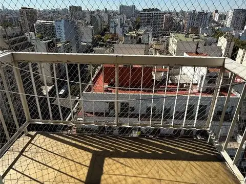 2 AMB AL FRENTE CON BALCÓN. IMPECABLE ESTADO. EXCELENTE LUMINOSIDAD Y VISTA PANORÁMICA. COCINA  (MUEBLES, MESADA Y PISOS TODO A NUEVO).