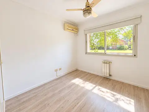 Casa en Alquiler con 6 cocheras